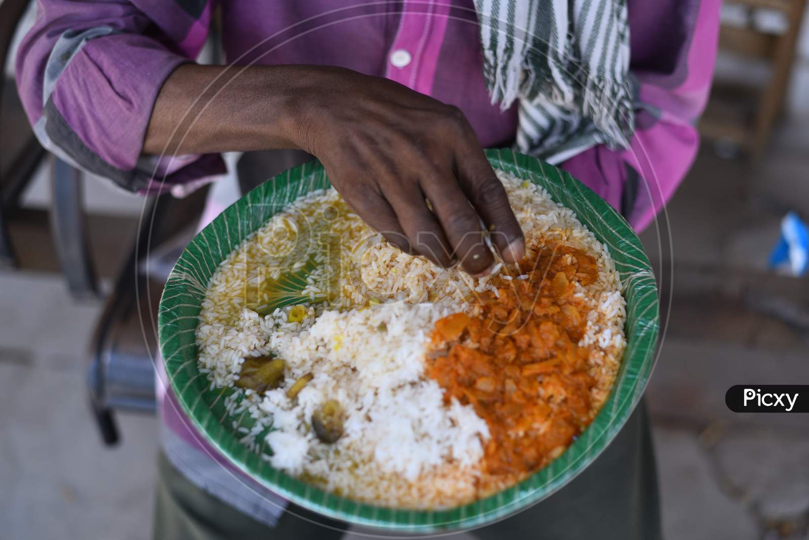 A migrant worker eats food at a free food distribution centre, GHMC Annapurna, Madhapur amid nationwide lockdown due to coronavirus pandemic, April 10,2020, COVID19