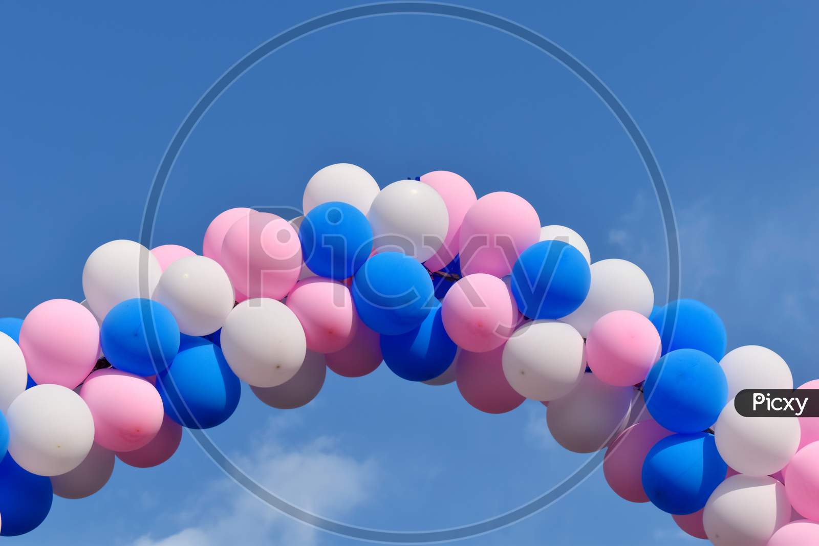 Pictures of balloons of different colors under the blue sky