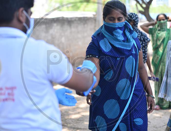 Migrant workers wait in line to collect food packets distributed by donors in Madhapur amid nationwide lockdown due to coronavirus pandemic, April 10,2020, Covid 19