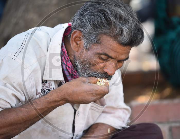 A migrant worker eating food from a free food distribution centre GHMC,Annapurna in Madhapur amid nationwide lockdown due to Coronavirus Pandemic, April 10,2020, COVID19
