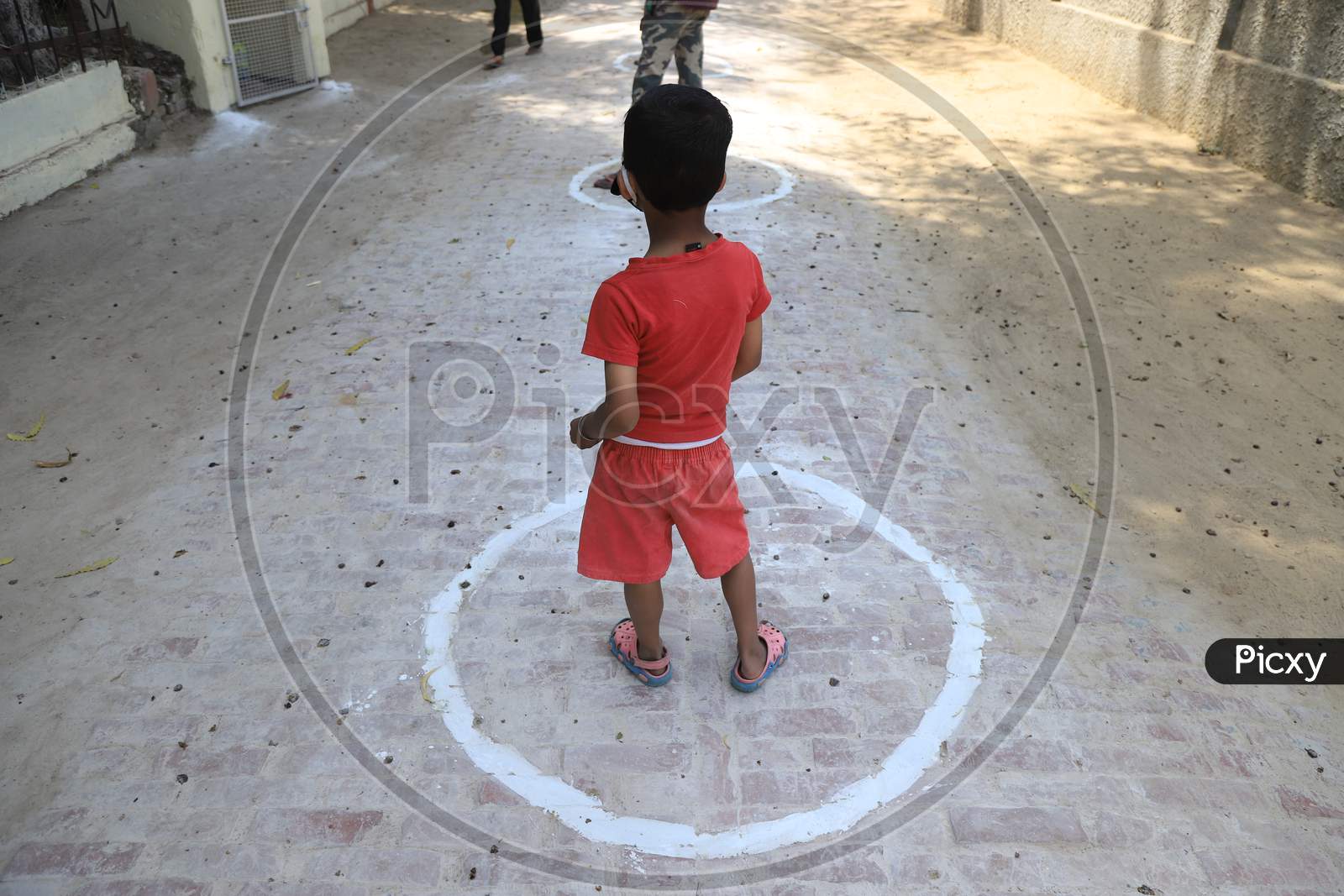 image-of-children-arrive-to-get-free-food-packets-during-a-government