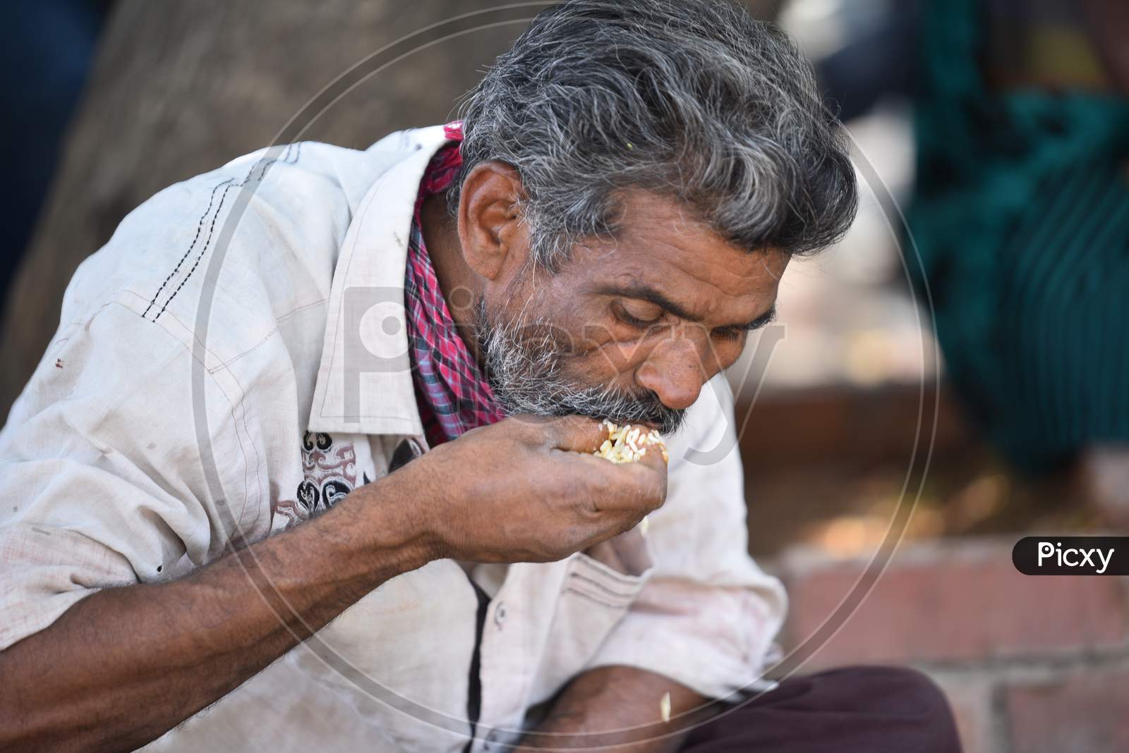 A migrant worker eating food from a free food distribution centre GHMC,Annapurna in Madhapur amid nationwide lockdown due to Coronavirus Pandemic, April 10,2020, COVID19