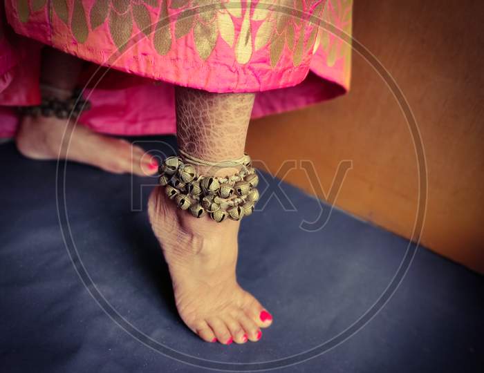 A woman wearing anklet 