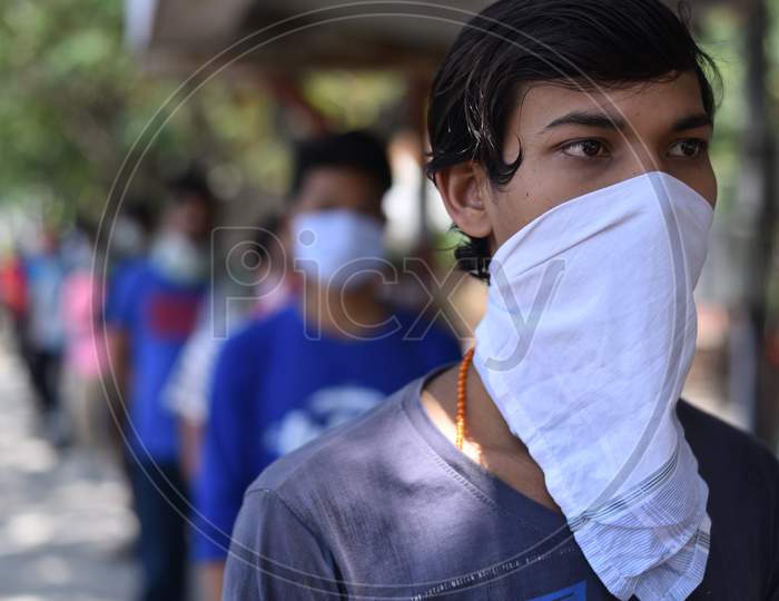 A migrant worker waits for food by standing in line at a free food distribution centre, GHMC Annapurna, Madhapur amid nationwide lockdown due to coronavirus pandemic, April 10,2020, COVID19