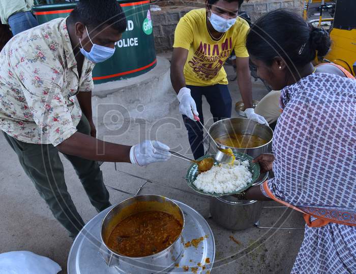Free food distribution by individual donors to the Migrant workers living around Madhapur amid nationwide lockdown due to coronavirus pandemic, April 10,2020, Covid19