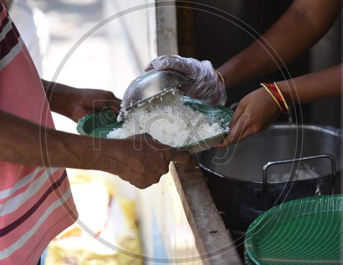 a migrant worker collects cooked food at a free food distribution centre GHMC,Annapurna in Madhapur amid nationwide lockdown due to Coronavirus Pandemic, April 10,2020, COVID19