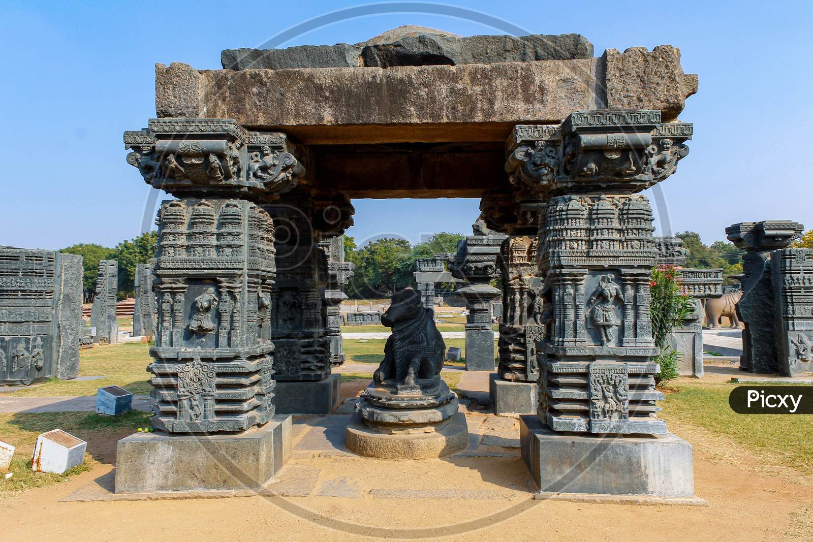 kakatiyan monuments in warangal fort