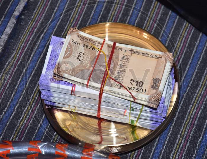 Indian rupees kept in the omen of Indian wedding