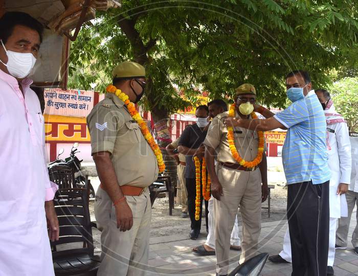 Indian People Honoring Policemen With a Garland  For Their Services During Lockdown For Corona Virus or COVID-19 Pandemic in Prayagraj