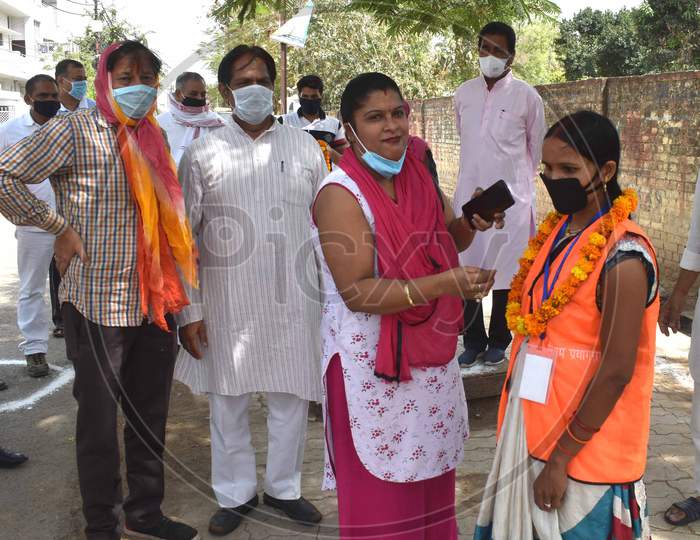 Indian People Honoring Municipality Employee  With a Garland For Their Services During Lockdown For Corona Virus or COVID-19 Pandemic in Prayagraj