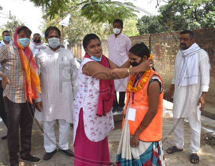 People Honoring Municipality Employee With a Garland For Their Services During Lockdown For Corona Virus or COVID-19 Pandemic in Prayagraj
