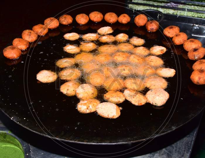 View of the famous Chaat Aloo Tikki on a handcart in the Indian market