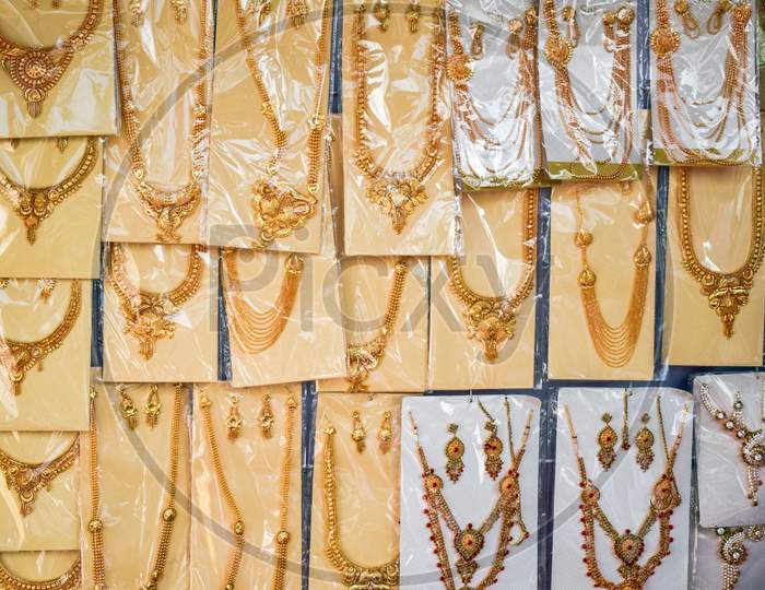 Image of an artificial and cheap gold jewelry roadside shop