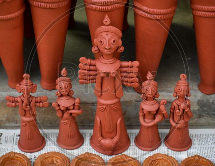 Terracotta Or Clay Craft Has Been The Symbol Of Man'S First Attempt At Craftsmanship, Artist Produced Terracotta Horses And Elephants Near Panchmura, Rajagram, Sonamukhi, Sculpture Of Bishnupur And Bankura