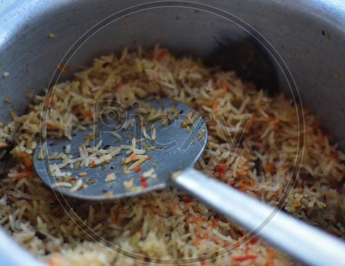 freshly prepared piping hot biryani in a vessel