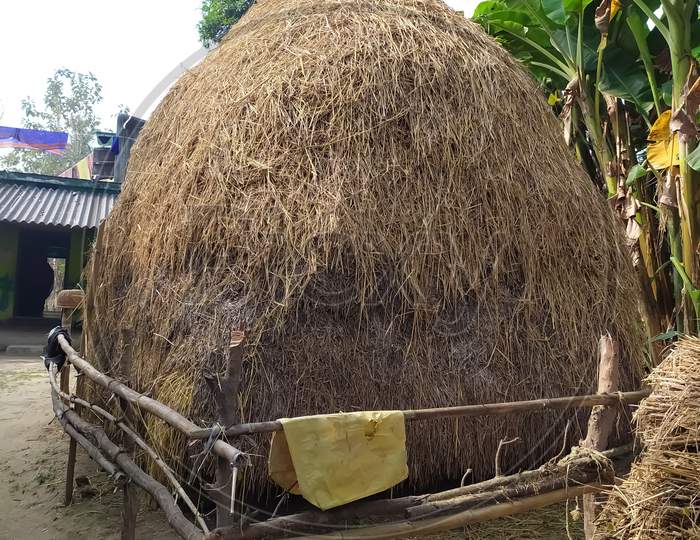 Natural rice storage system made of straw.