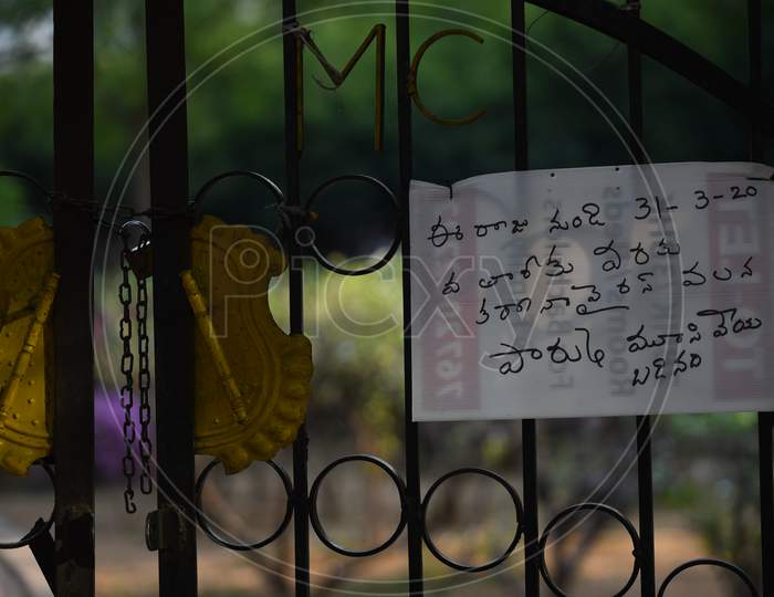 notice board saying the parks will be closed till 31st March 2020, however they will be closed till April 14,2020 because of nationwide lockdown amid coronavirus pandemic