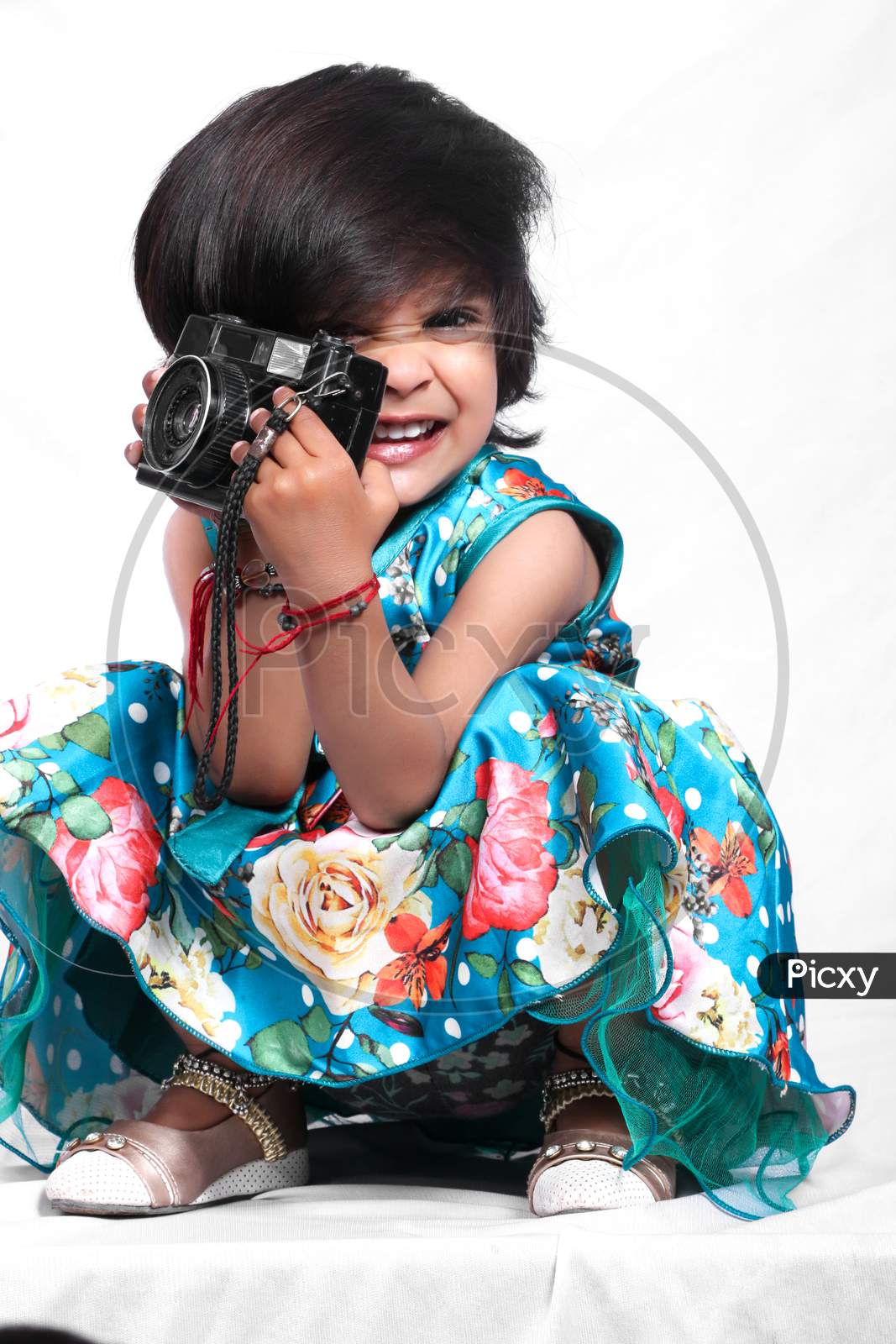 A cute girl is clicking photoshoot