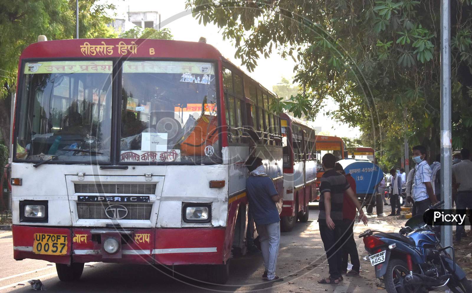 Buses Arranged For The People To their Home  At Government quarantine Center In Prayagraj