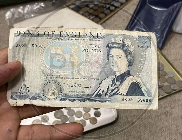 Old 5 pounds note