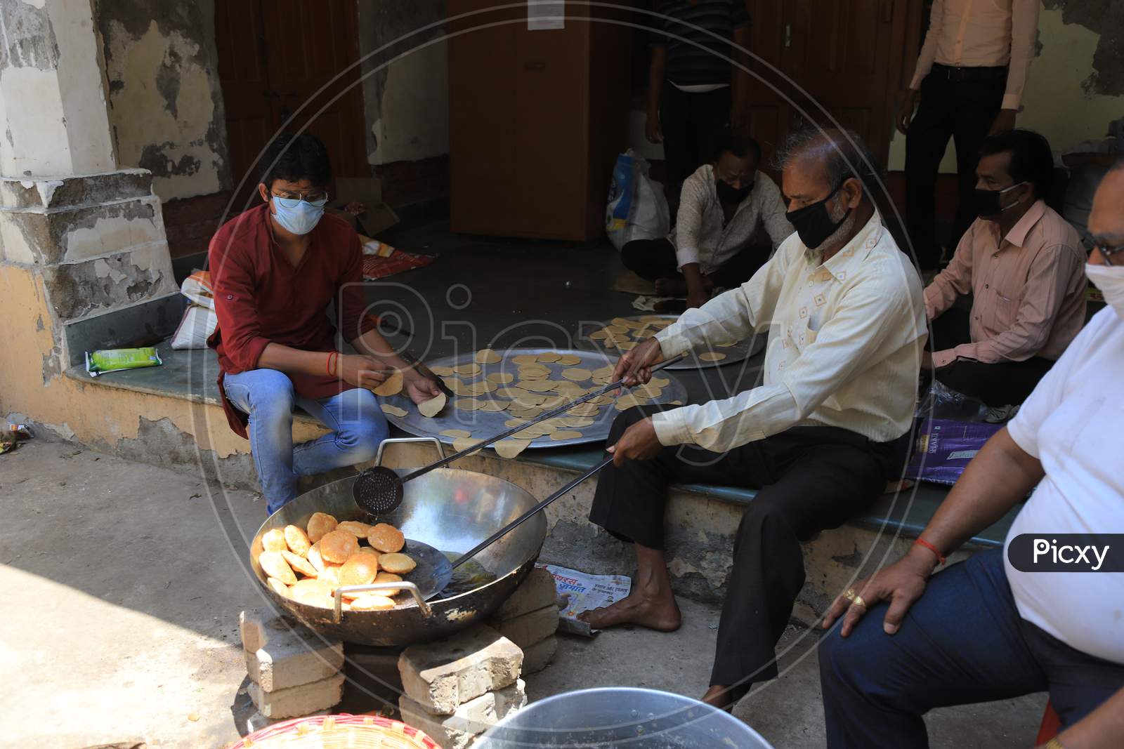 Volunteers Cooking Food For Poor People During Nationwide Lockdown Amidst Coronavirus Or COVID-19 Outbreak in Prayagraj