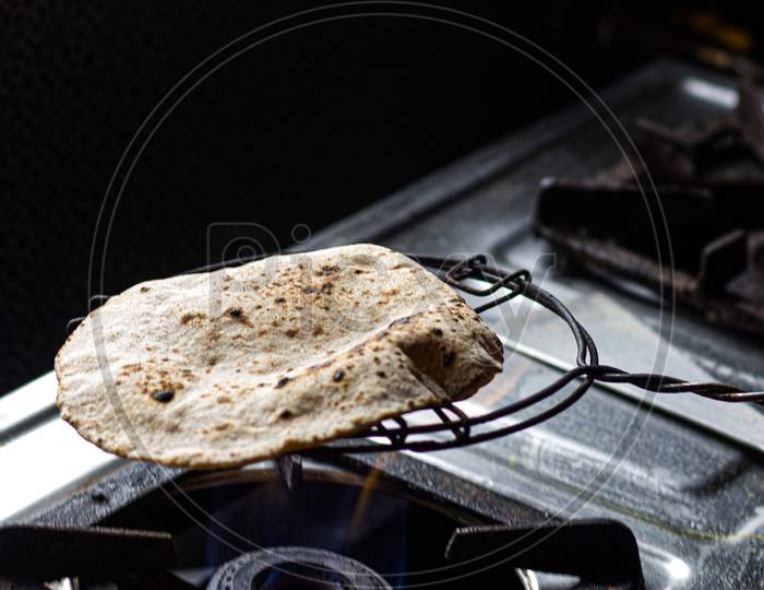 Traditional way of making indian Roti / Chapati / Tava Roti, in indian household.
