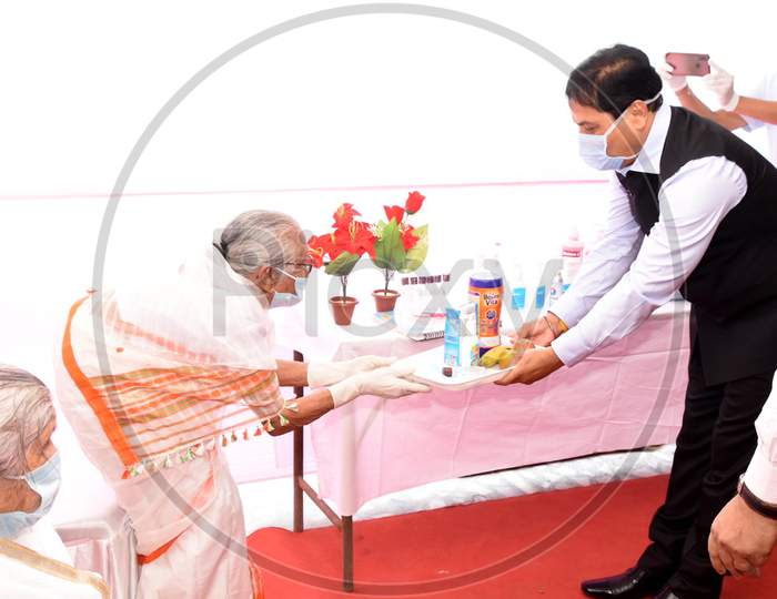 Assam Chief Minister Sarbananda Sonowal Distributing Nutritious Food Items To Inmates Of Mothers Old Age Home At Hatigaon In Guwahati On April 26,2020