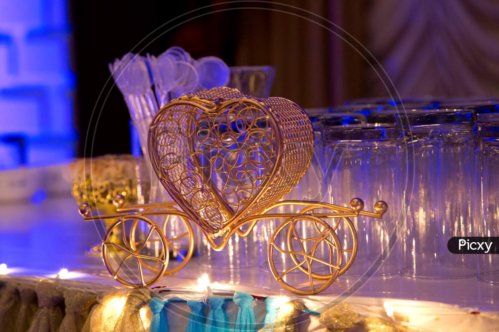 golden heart shaped gift item with bar glass decoration for love and valentine.