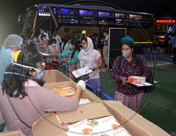 Image Of Officials Arranged Refreshments And Food For Passengers Travelling To Hometowns During 3958