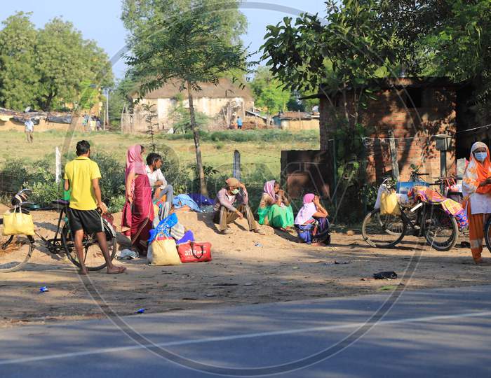 Migratory Labours Take Shelter On The Road Side During  Nationwide Lockdown Amidst Coronavirus Or COVID-19 Pandemic In Prayagraj