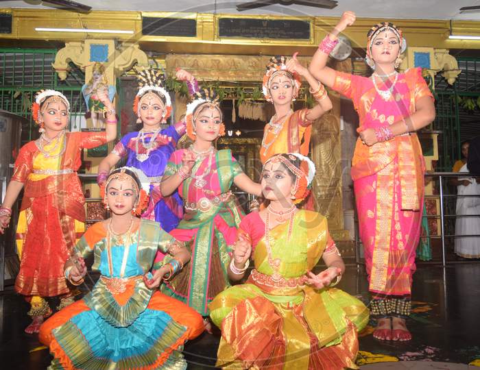 Kids performing Bharata Naatyam