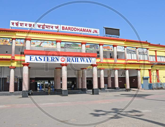 Lockdown - Complete Safety Restrictions have been issued to prevent Novel Coronavirus. Completely closed Bardhaman Junction Railway Station.