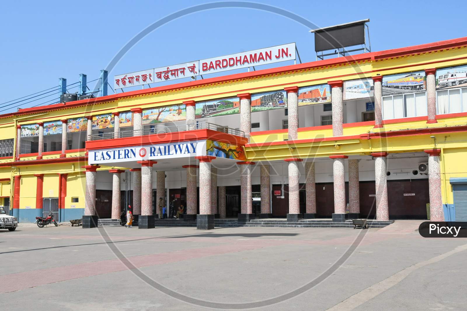 Lockdown - Complete Safety Restrictions have been issued to prevent Novel Coronavirus. Completely closed Bardhaman Junction Railway Station.