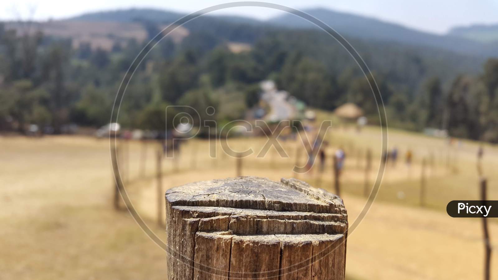 The pole and mountains in Bokeh