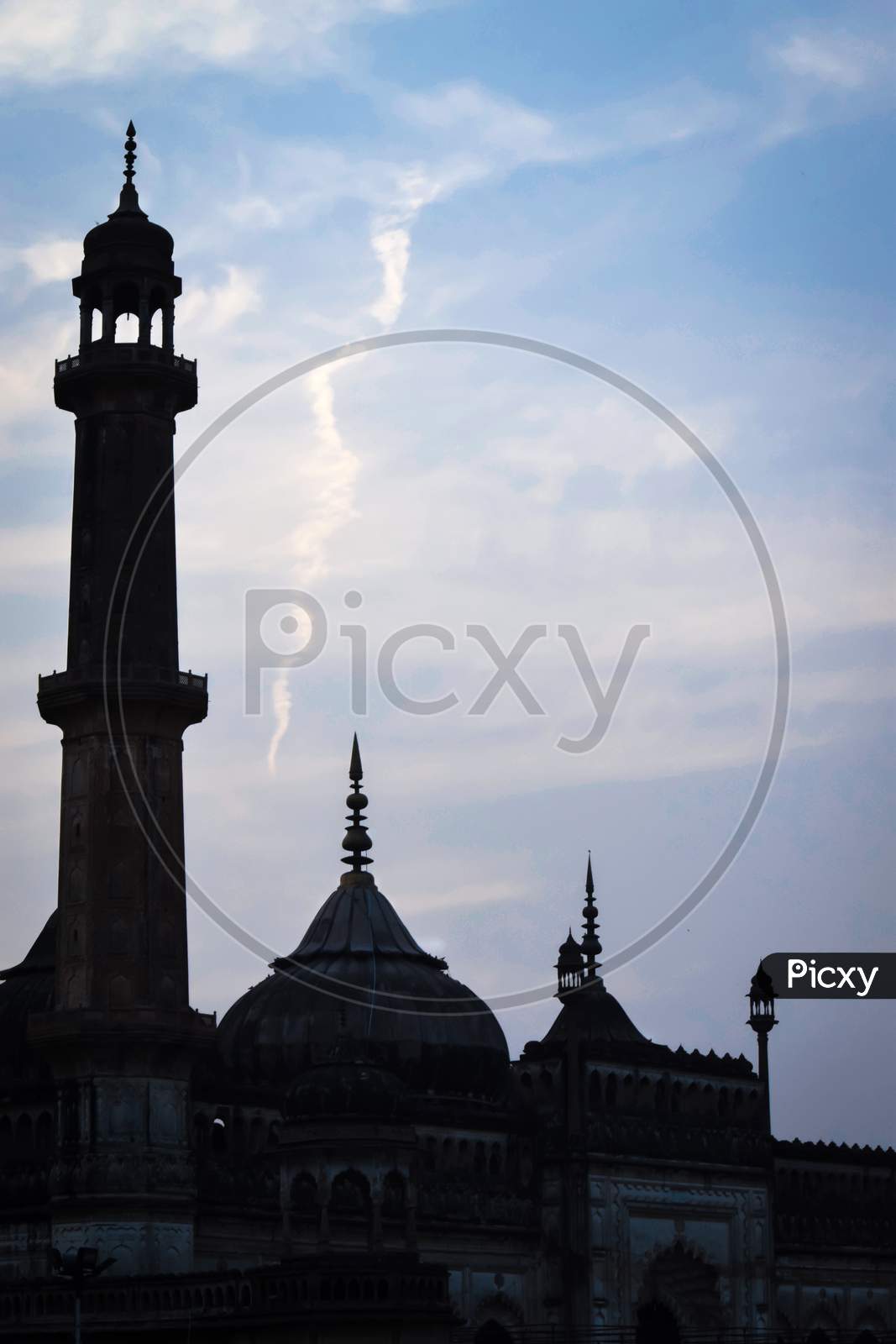 India is famous for old places, and lucknow a too old fort in the lucknow and including is a imambara too..