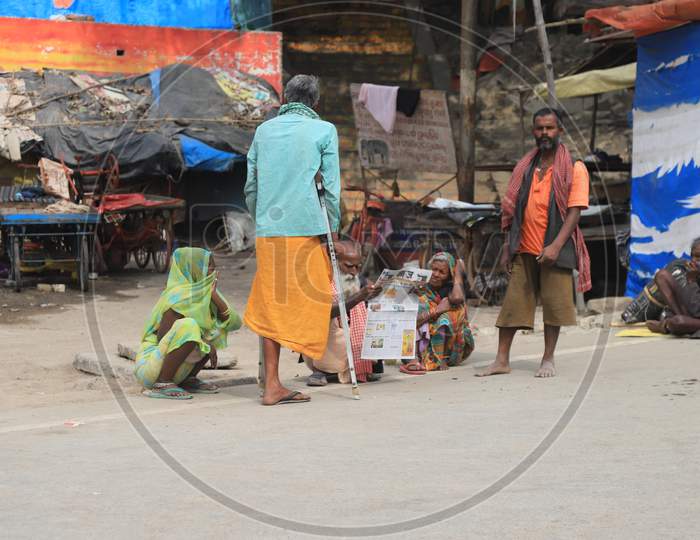 Homeless People Site Inside Circles Drawn On A Road For People To Maintain Safe Distance To Eat Food?During A 21-Day Nationwide Lockdown To Slow The Spreading Of Coronavirus Disease (Covid-19) In Prayagraj, April 8, 2020.
