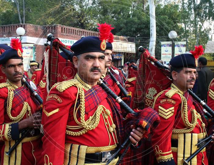 SSB parade playing drums and bagpipes at Dilli Haat