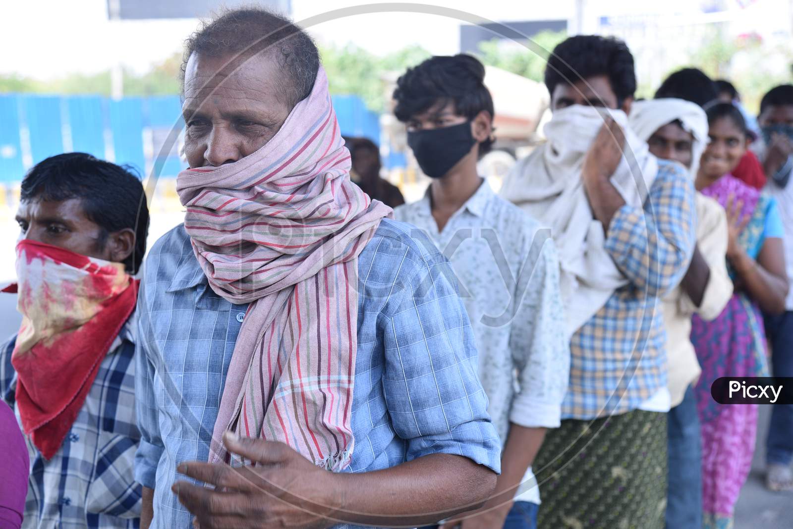 a migrant workers wait in line to collect food packets being distributed by some donors as they couldn't find food and work during nationwide lockdown amid coronavirus pandemic, April 8,2020, Hyderabad.