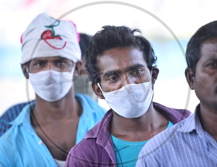 Migrant labourers wait for food in a line to collect free food being distributed by donors during nationwide lockdown amid coronavirus pandemic, April 8,2020, Hyderabad.