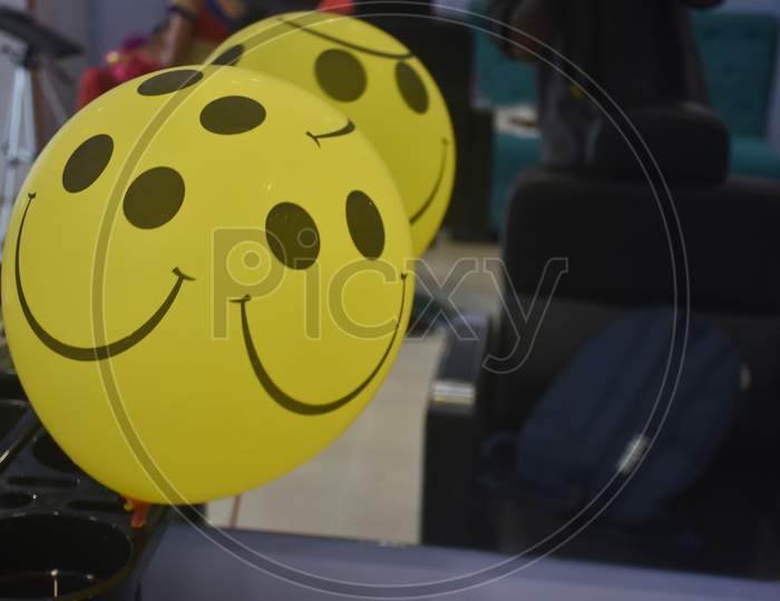 smile yellow balloon in front of mirror