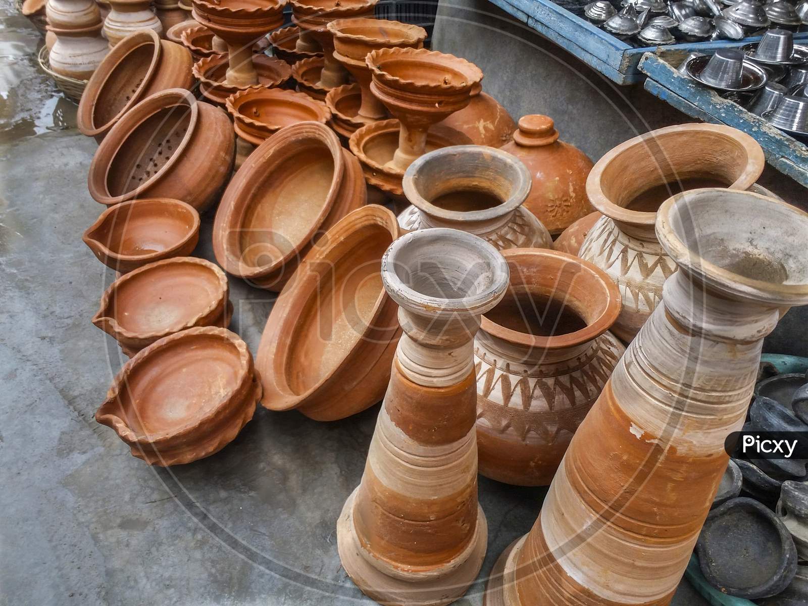 The showcase of handmade ceramic pottery in a roadside market