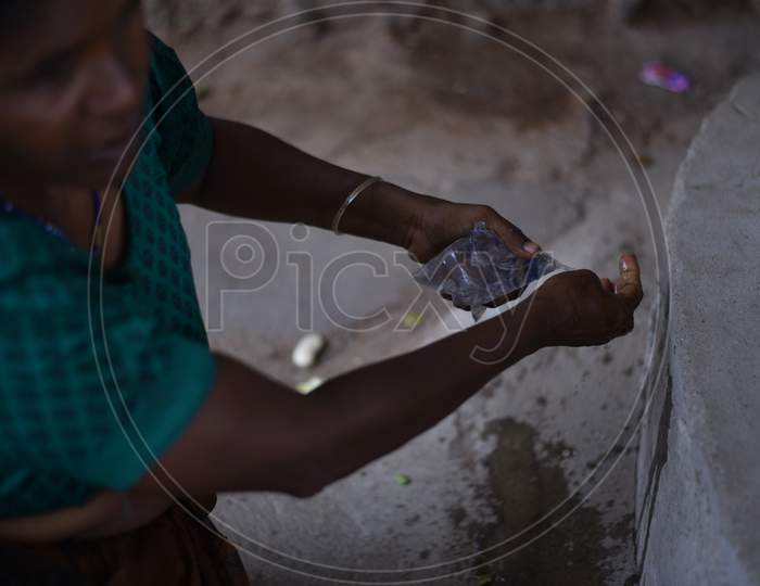 a migrant worker woman eats food that is distributed by donors during nationwide lockdown amid coronavirus pandemic, April 8,2020, Hyderabad.