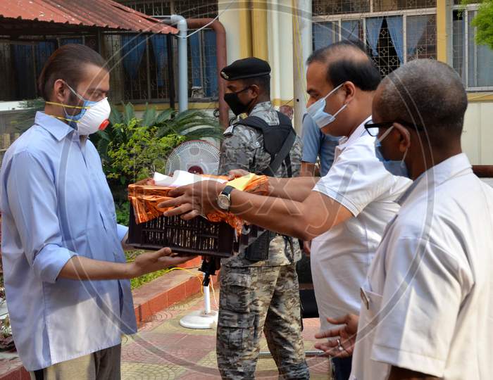 Assam Health And Family Welfare Minister Himanta Biswa Sarma Felicitate And Discharge One Patient Who Got Recovered From Covid-19, At Gauhati Medical College And Hospital (Gmch), In Guwahati On  May 1, 2020.