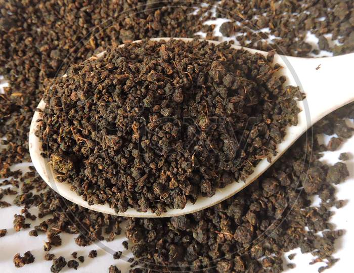Black tea granules
