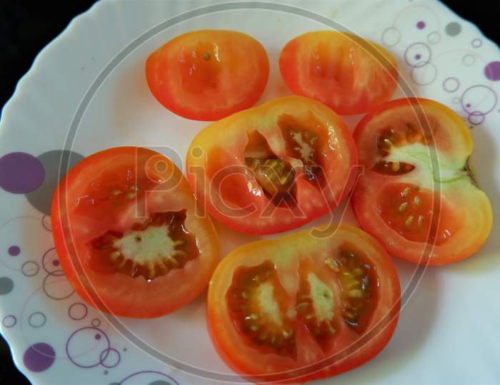 cut piece tomato on the plate