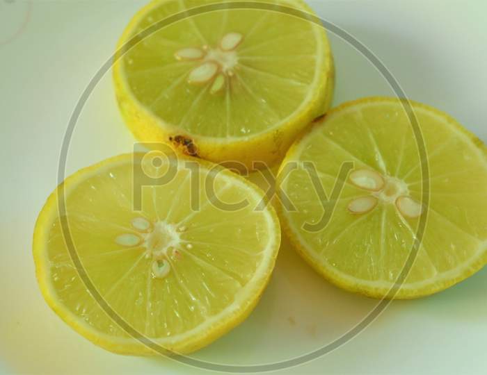 Cut pieces of lemon on the plate