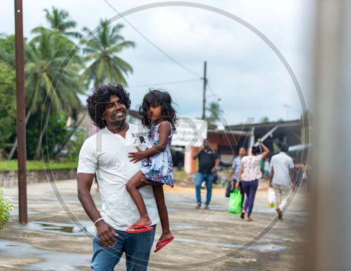Colombo, Sri Lanka : 14 Nov 2019 :  Young Dad Whit Your Daughte  From The Interior Of The Second Category Train Car In Sri Lanka From Colombo To Matara. Colombo, Sri Lanka.