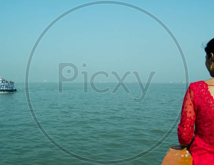 a girl view the indian ocean mumbai tourism
