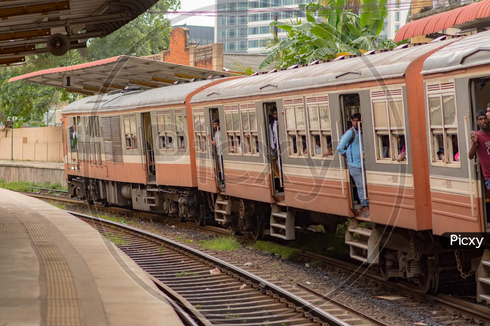 Colombo, Sri Lanka : 2019 Nov 26 : Train With Many People In The Capital Of Sri Lanka In Summer Colombo.