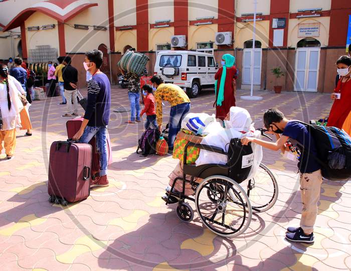 Stranded People Queue To Board On A Special Train Going To West Bengal State During A Government-Imposed Nationwide Lockdown As A Preventive Measure Against The Covid-19 Coronavirus, In Ajmer On May 4, 2020.
